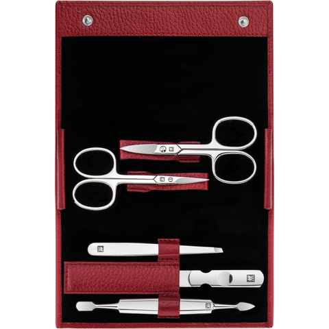Geöffnetes ZWILLING Classic Set 5tlg. in rot mit Druckknopfverschluss und den meistgenutzten Pflegeinstrumenten aus rostfreiem Edelstahl.