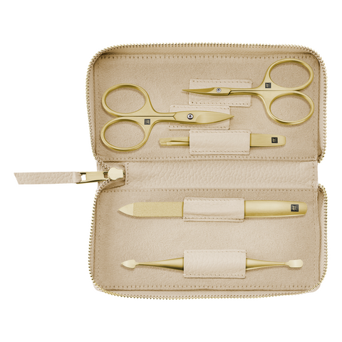 Geöffnetes ZWILLING Premium Set 5tlg. in Beige mit Reißverschluss und den meistgenutzten Pflegeinstrumenten in gold.
