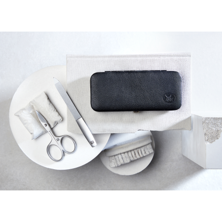 Darstellung eines ZWILLING Premium Maniküre Sets 5tlg. umgeben von artifiziellen Betonobjekten.