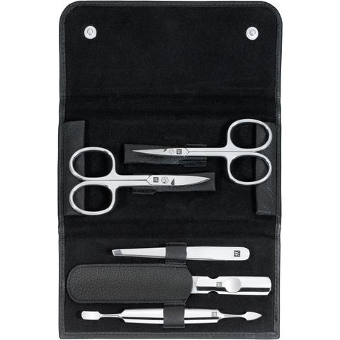 Geöffnetes ZWILLING Classic Set 5tlg. in schwarz mit Druckknopfverschluss mit den meistgenutzten Pflegeinstrumenten aus rostfreiem Edelstahl.