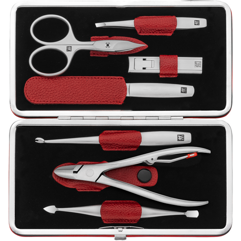 Geöffnetes ZWILLING Premium Set 7tlg. in rot mit Metallrahmen, mit den meistgenutzten Pflegeinstrumenten aus rostfreiem Edelstahl.