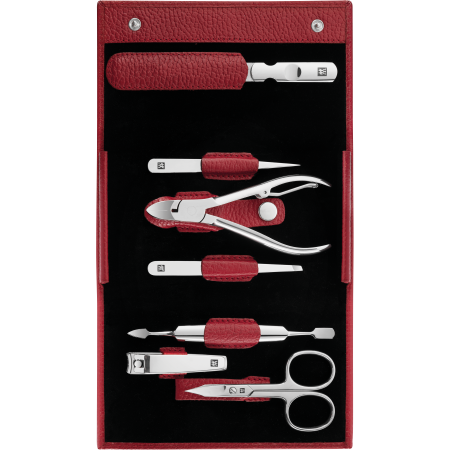 Geöffnetes ZWILLING Classic Set 7tlg. in rot mit Druckknopfverschluss und den meistgenutzten Pflegeinstrumenten aus rostfreiem Edelstahl.