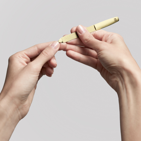 Anwendung der Reinigungsspitze einer ZWILLING Premium Saphir-Nagelfeile in Gold am linken Daumennagel.