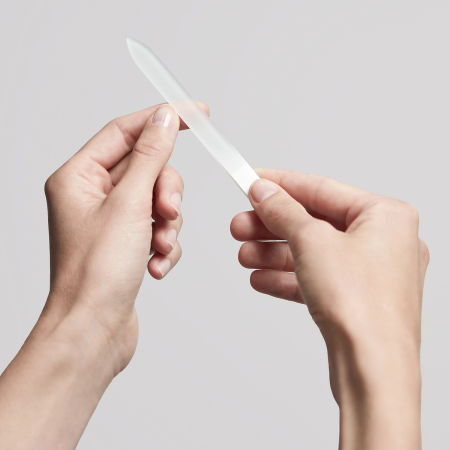 Anwendung einer ZWILLING Premium Glas-Nagelfeile am linken Daumennagel.