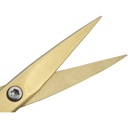 Nahaufnahme der geöffneten Schneide der ZWILLING Premium Nagelhautschere in Gold mit scharfen, präzisen Klingen.