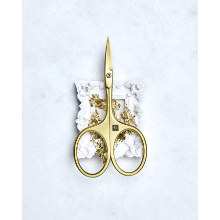 Sehr hochwertige Darstellung der ZWILLING Premium Nagelhautschere inmitten eines artifiziellen Rahmens mit Blattgold.
