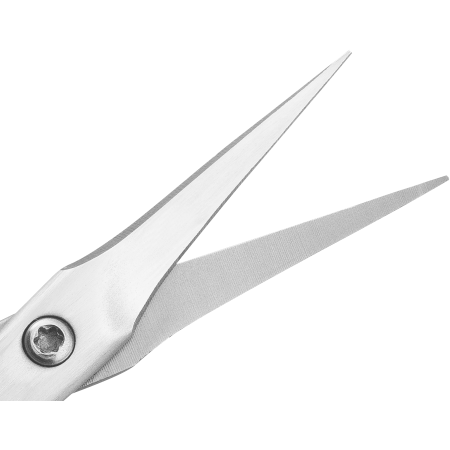 Nahaufnahme der geöffneten Schneide der ZWILLING Premium Nagelhautschere aus rostfreiem Edelstahl mit scharfen, präzisen Klingen und zusätzlich angeschliffener Turmspitze für extrem präzisen Schnitt.