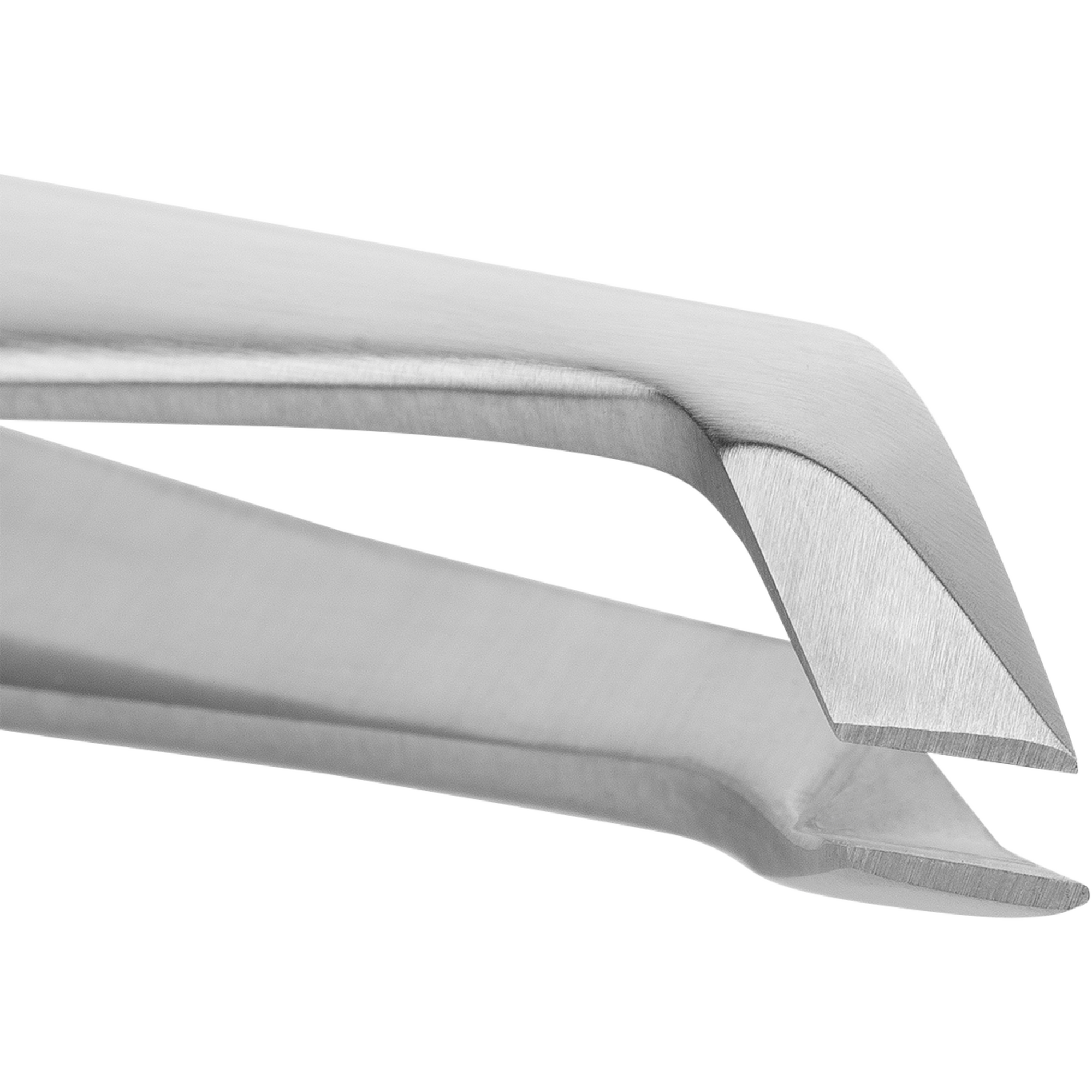 Nahaufnahme der scharfen, abgewinkelten Schneiden eines ZWILLING Premium Nagelhautschneiders aus rostfreiem Edelstahl.