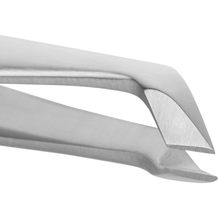 Nahaufnahme der scharfen, abgewinkelten Schneiden eines ZWILLING Premium Nagelhautschneiders aus rostfreiem Edelstahl.