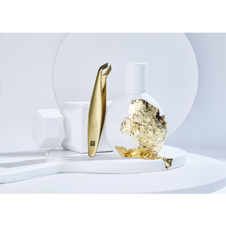 Darstellung des ZWILLING Premium Nagelhautschneiders in gold neben artifiziellen Keramikobjekten und Blattgold als Kontrast.