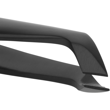 Nahaufnahme der scharfen, abgewinkelten Schneiden eines ZWILLING Premium Nagelhautschneiders in Schwarz aus rostfreiem Edelstahl.