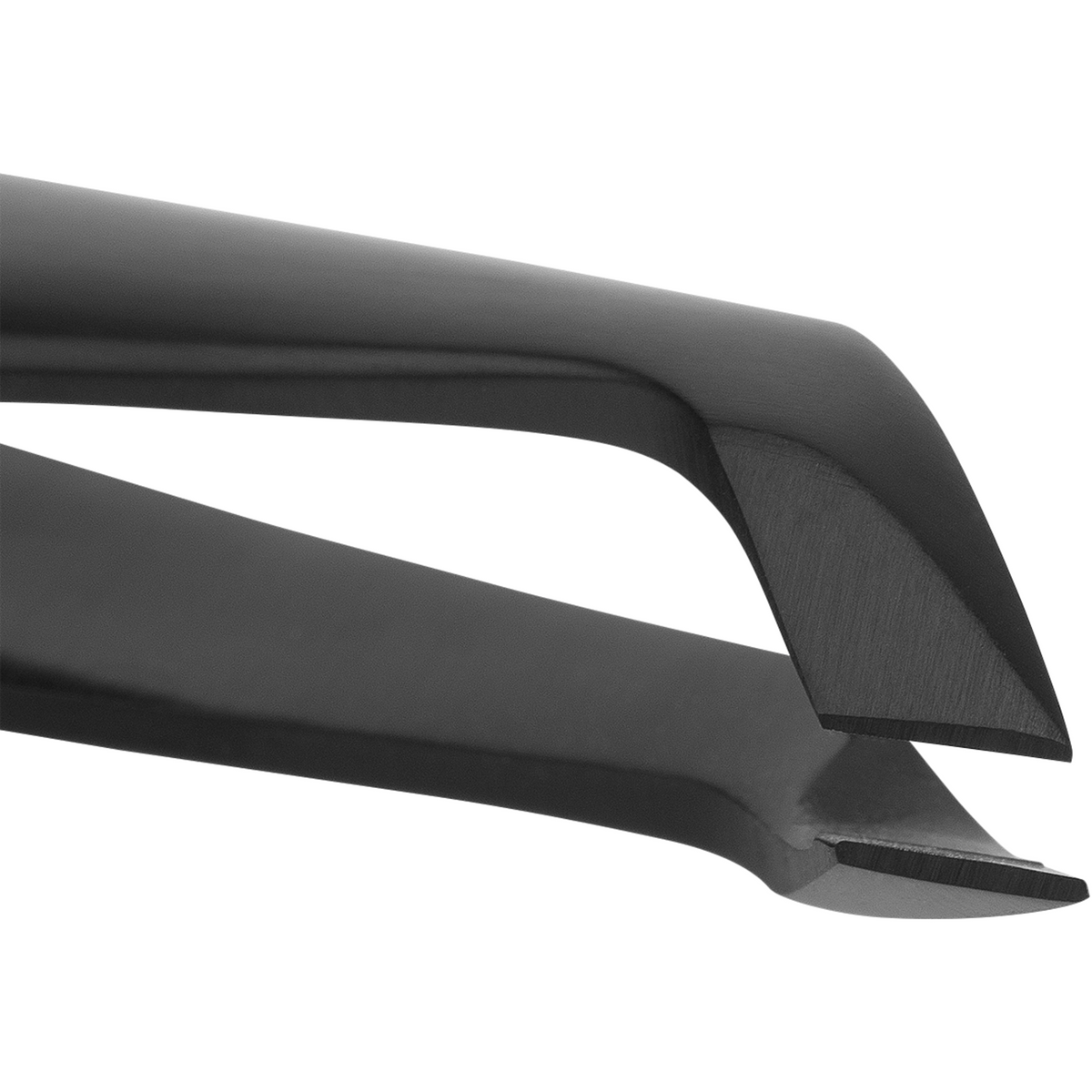 Nahaufnahme der scharfen, abgewinkelten Schneiden eines ZWILLING Premium Nagelhautschneiders in Schwarz aus rostfreiem Edelstahl.