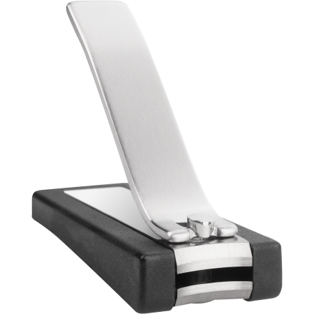 Nahaufnahme eines geöffneten ZWILLING Premium Nagelknipsers aus rostfreiem Edelstahl mit leicht gebogener Schneide und schwarzem Nagelfang.