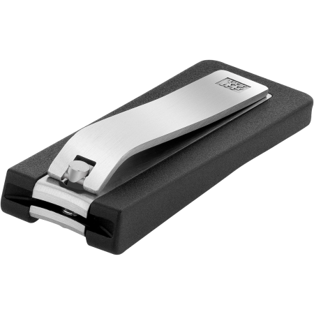 Queransicht eines geschlossenen ZWILLING Premium Nagelknipsers aus rostfreiem Edelstahl mit leicht gebogener Schneide und schwarzem Nagelfang.