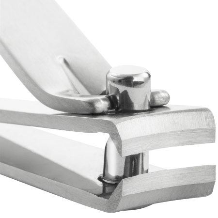 Nahaufnahme der geöffneten Schneide eines ZWILLING Premium Nagelknipsers aus rostfreiem Edelstahl mit scharfen, präzisen Klingen.