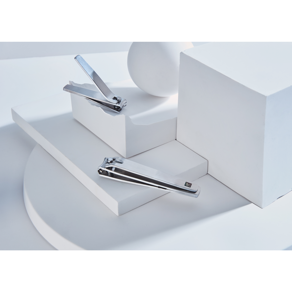 Darstellung des ZWILLING Premium Nagelknipsers aus rostfreiem Edelstahl inmitten von diversen Keramikobjekten.