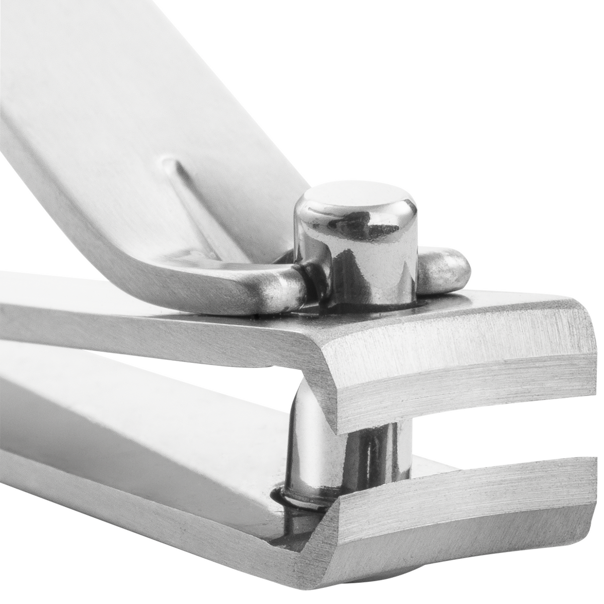 Nahaufnahme der geöffneten Schneide eines ZWILLING Premium Nagelknipsers aus rostfreiem Edelstahl mit scharfen, präzisen Klingen.