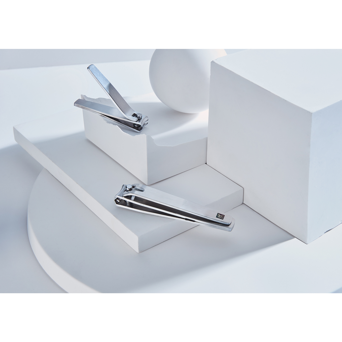 Darstellung des ZWILLING Premium Nagelknipsers aus rostfreiem Edelstahl inmitten von diversen Keramikobjekten.