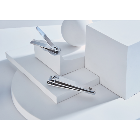 Darstellung des ZWILLING Premium Nagelknipsers aus rostfreiem Edelstahl inmitten von diversen Keramikobjekten.