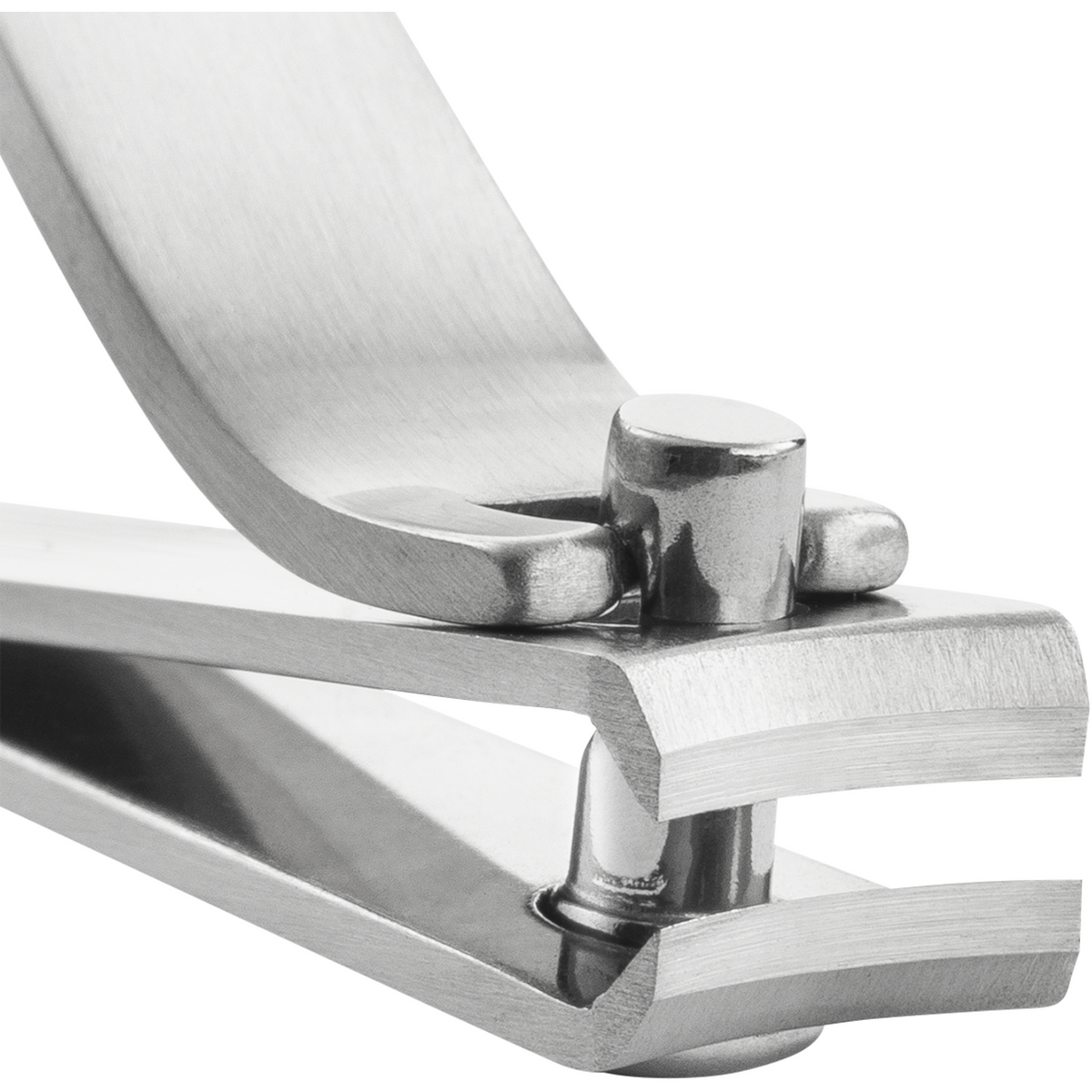 Nahaufnahme der geöffneten Schneide eines ZWILLING Premium Nagelknipsers aus rostfreiem Edelstahl mit scharfen, präzisen Klingen.