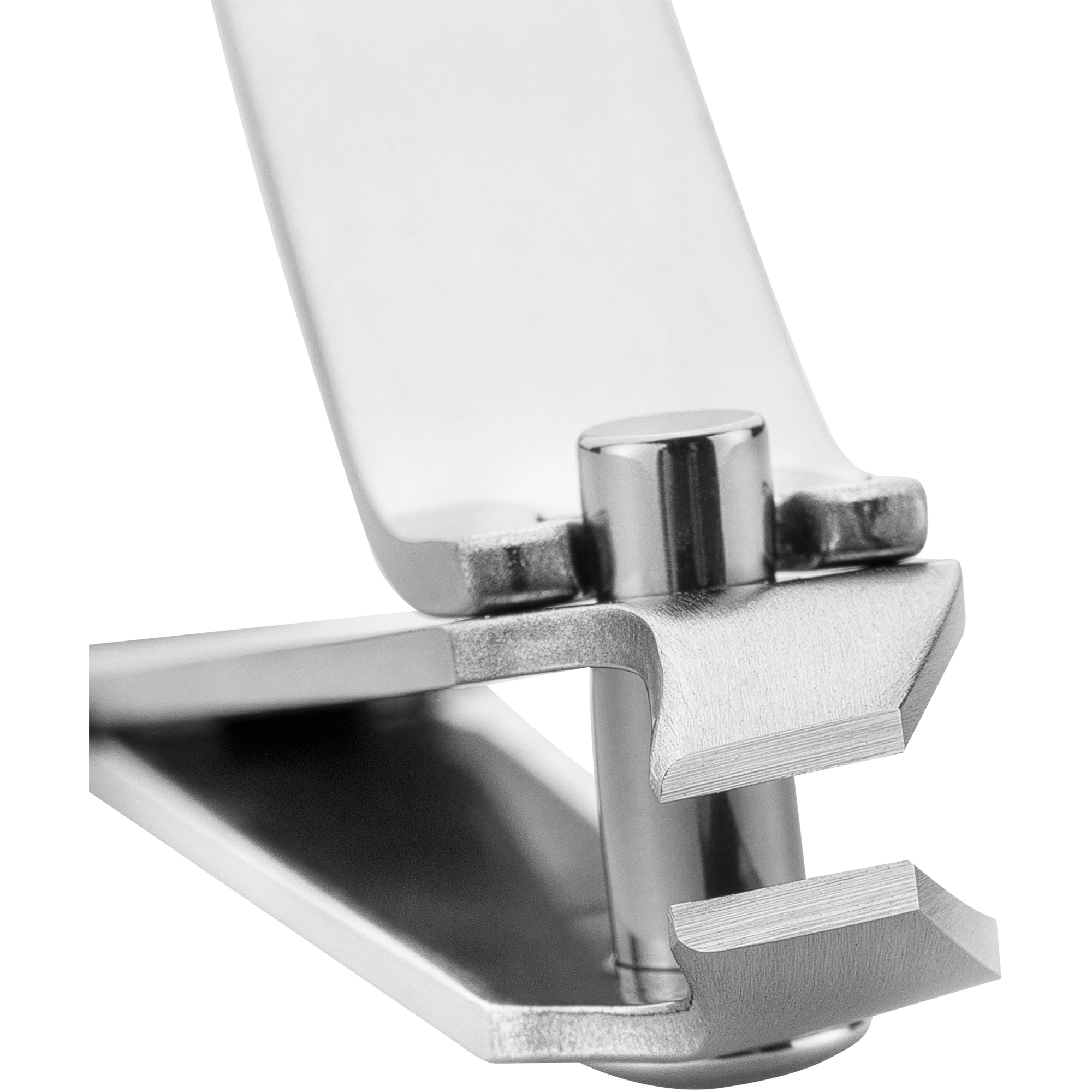 Nahaufnahme der geöffneten Schneide eines ZWILLING Premium Nagelknipsers aus rostfreiem Edelstahl mit scharfen, präzisen Klingen und abgewinkelter Schneide.