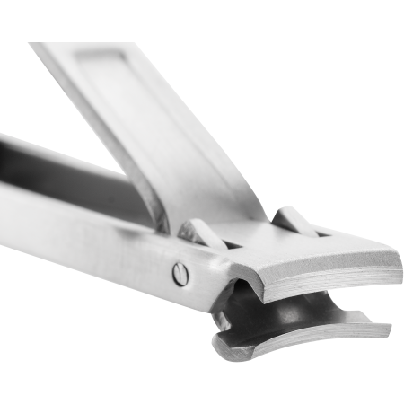 Nahaufnahme der geöffneten Schneide eines ZWILLING Premium Nagelknipsers aus rostfreiem Edelstahl mit scharfen, präzisen Klingen.
