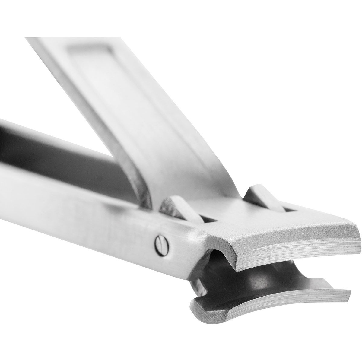 Nahaufnahme der geöffneten Schneide eines ZWILLING Premium Nagelknipsers aus rostfreiem Edelstahl mit scharfen, präzisen Klingen.