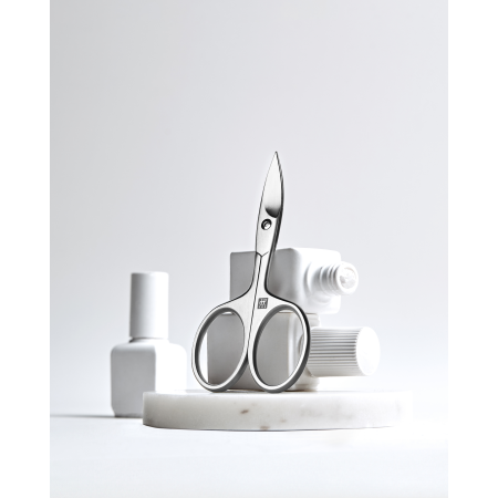 Sehr hochwertige Darstellung der ZWILLING Premium Nagelschere inmitten von artifiziellen Marmorobjekten.