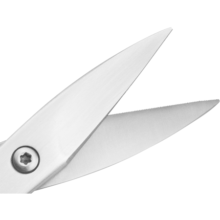 Nahaufnahme der geöffneten Schneide der ZWILLING Premium Nagelschere aus rostfreiem Edelstahl mit scharfen, präzisen Klingen.