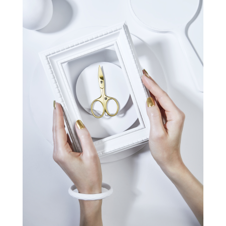 Außergewöhnliche Darstellung der ZWILLING Premium Nagelschere inmitten von artifiziellen Marmorobjekten.