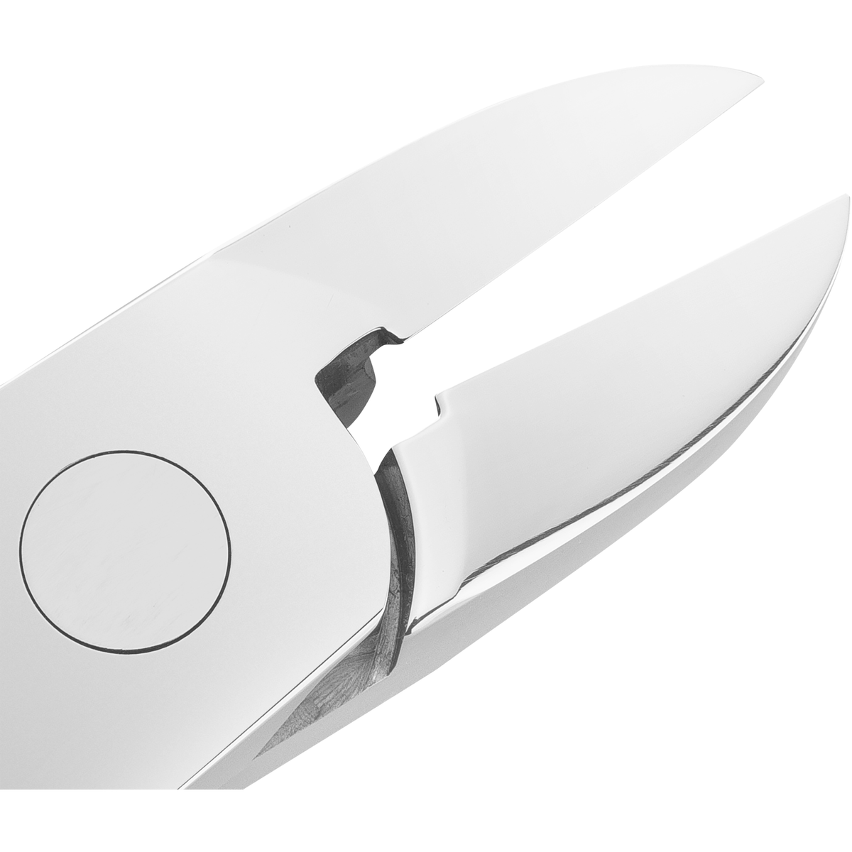 Nahaufnahme der geöffneten Schneide der ZWILLING Classic Nagelzange mit besonders scharfen Schneiden.