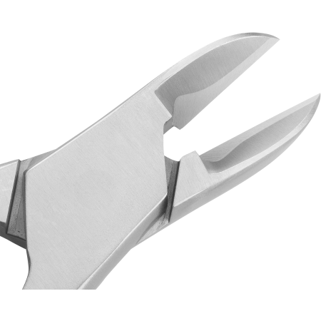 Nahaufnahme der geöffneten Schneide der ZWILLING Premium Nagelzange mit besonders scharfen Schneiden.