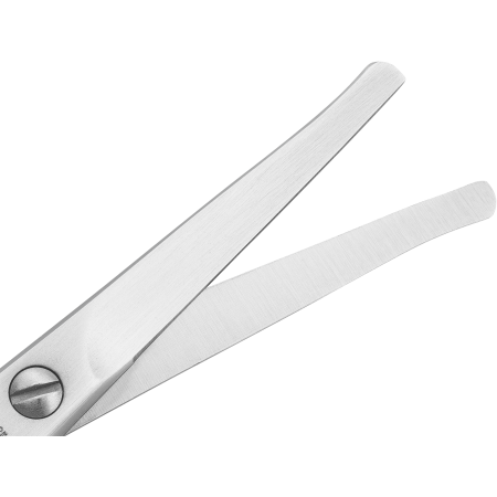 Nahaufnahme der geöffneten Schneide der ZWILLING Premium Nasen- und Ohrenhaarschere aus rostfreiem Edelstahl mit gerader Schneide und abgerundeter Spitze.