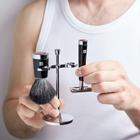 Entnahme des ZWILLING Classic Rasierhobels mit der linken Hand aus dem Rasier-Set, das mit der rechten Hand gehalten wird.