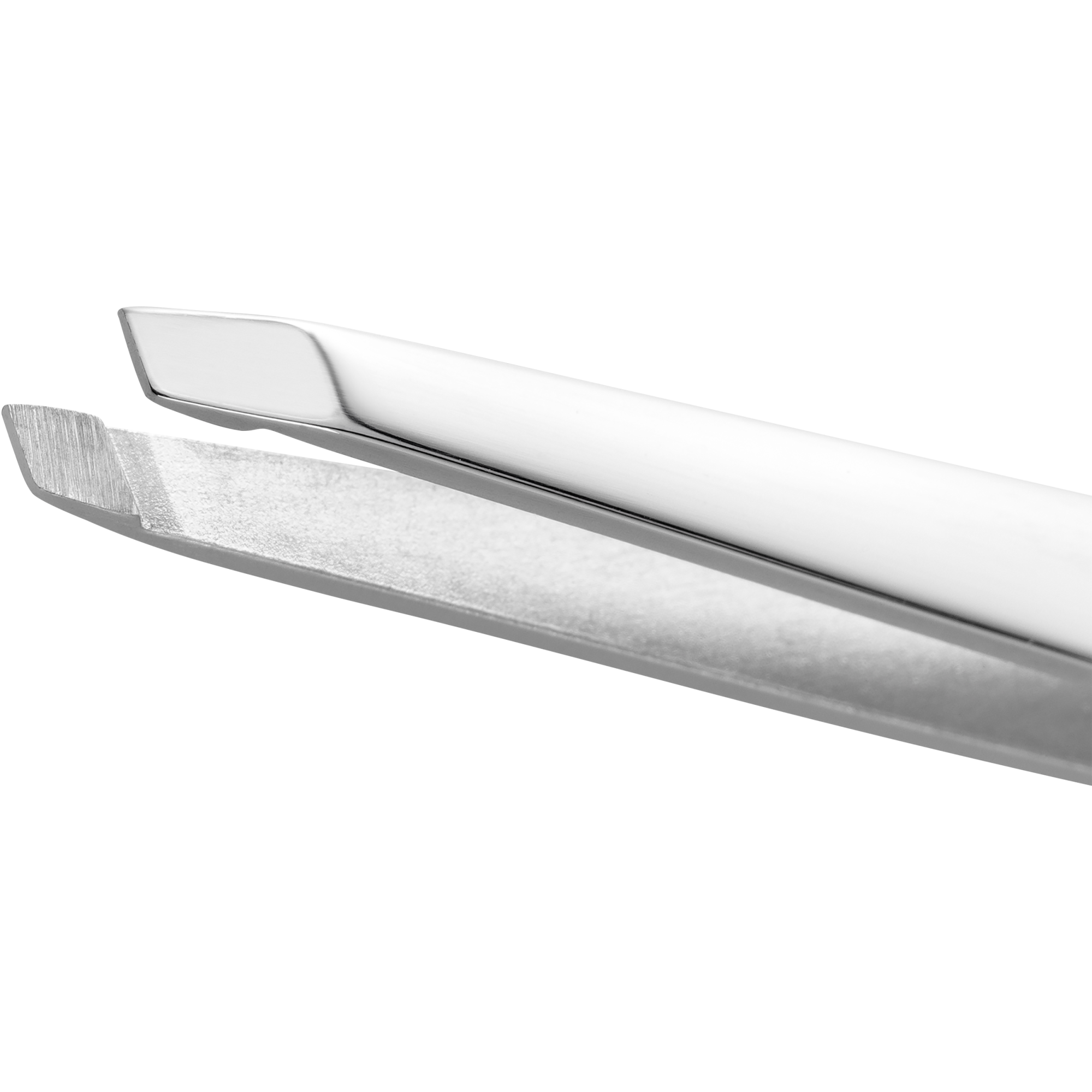 Nahaufnahme der handgeschliffenen Pinzettenspitzen der ZWILLING Classic schrägen Pinzette.