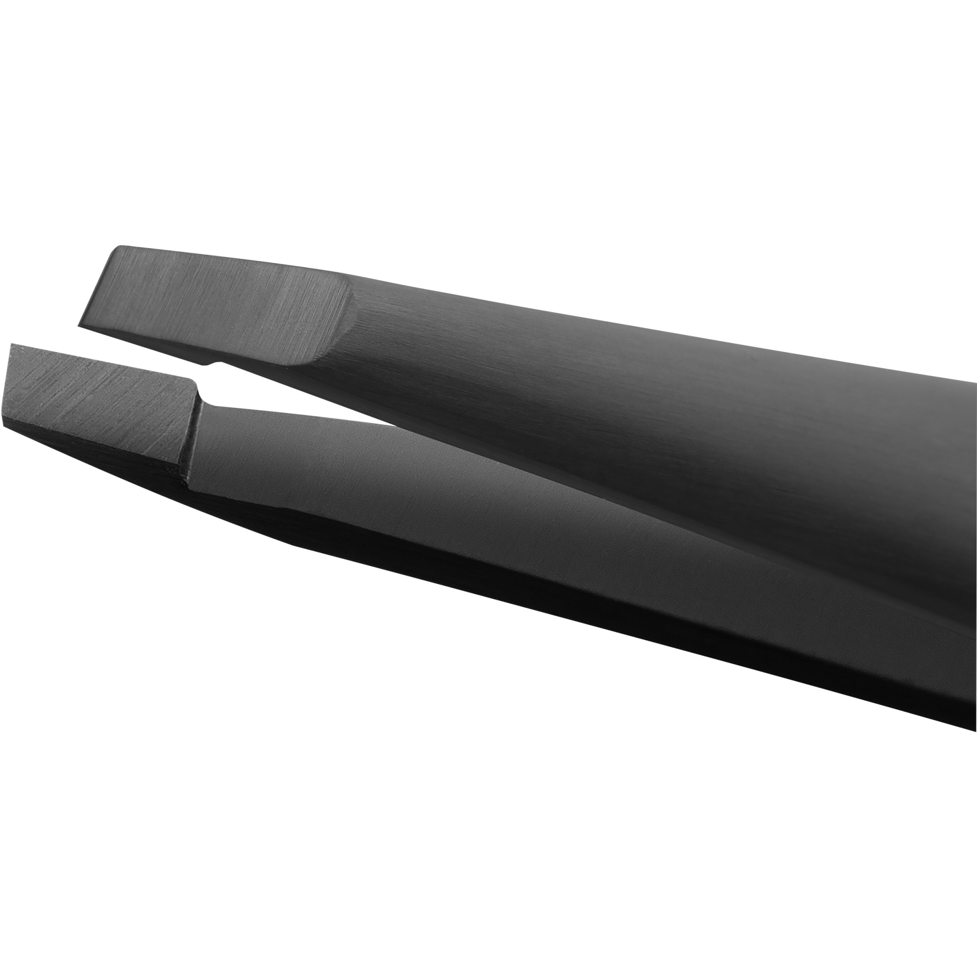 Nahaufnahme der angerauten, perfekt kalibrierten Spitzen der ZWILLING Premium Pinzette, schräg in Schwarz.