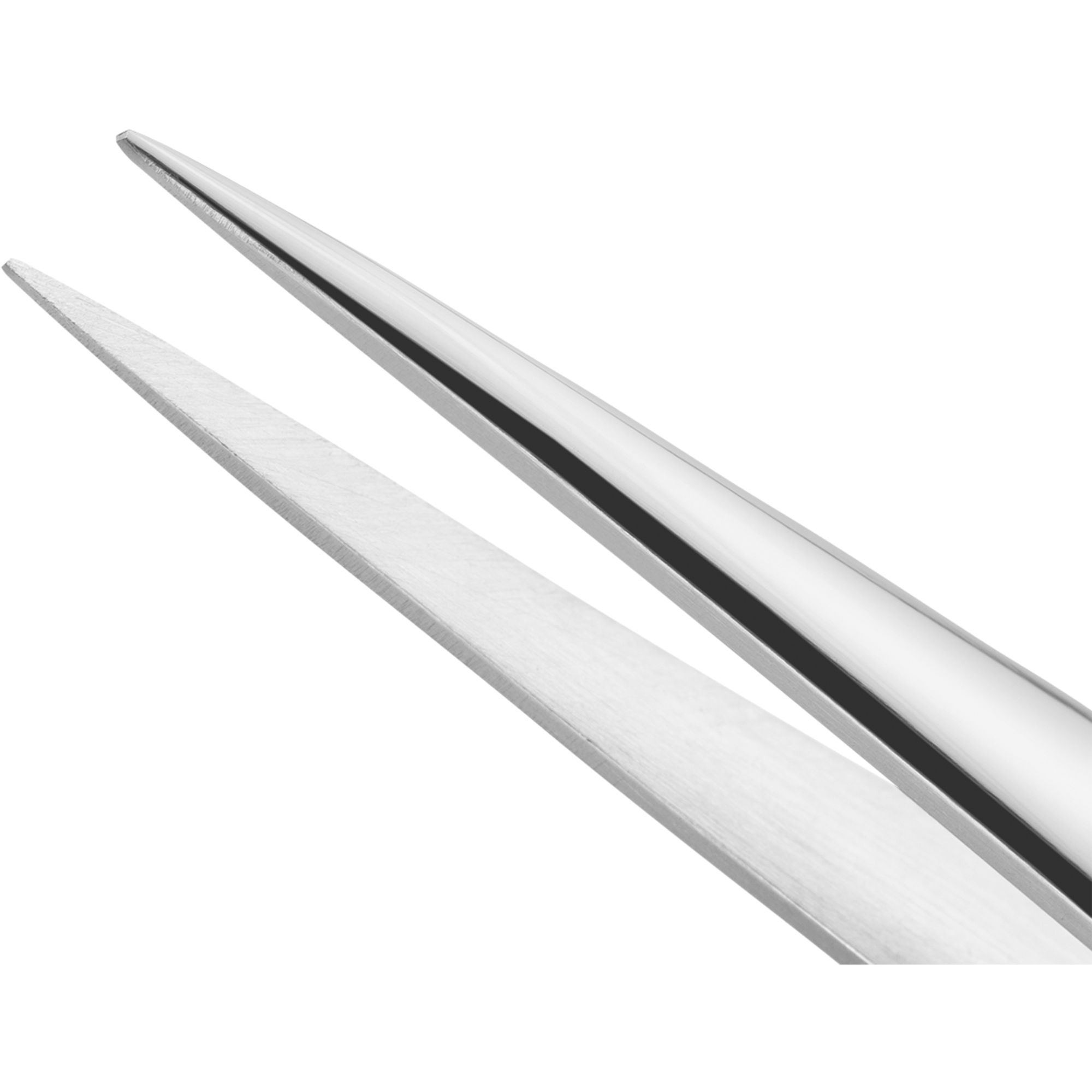 Nahaufnahme der handgeschliffenen, angerauten Pinzettenspitzen der ZWILLING Classic Pinzette, spitz.