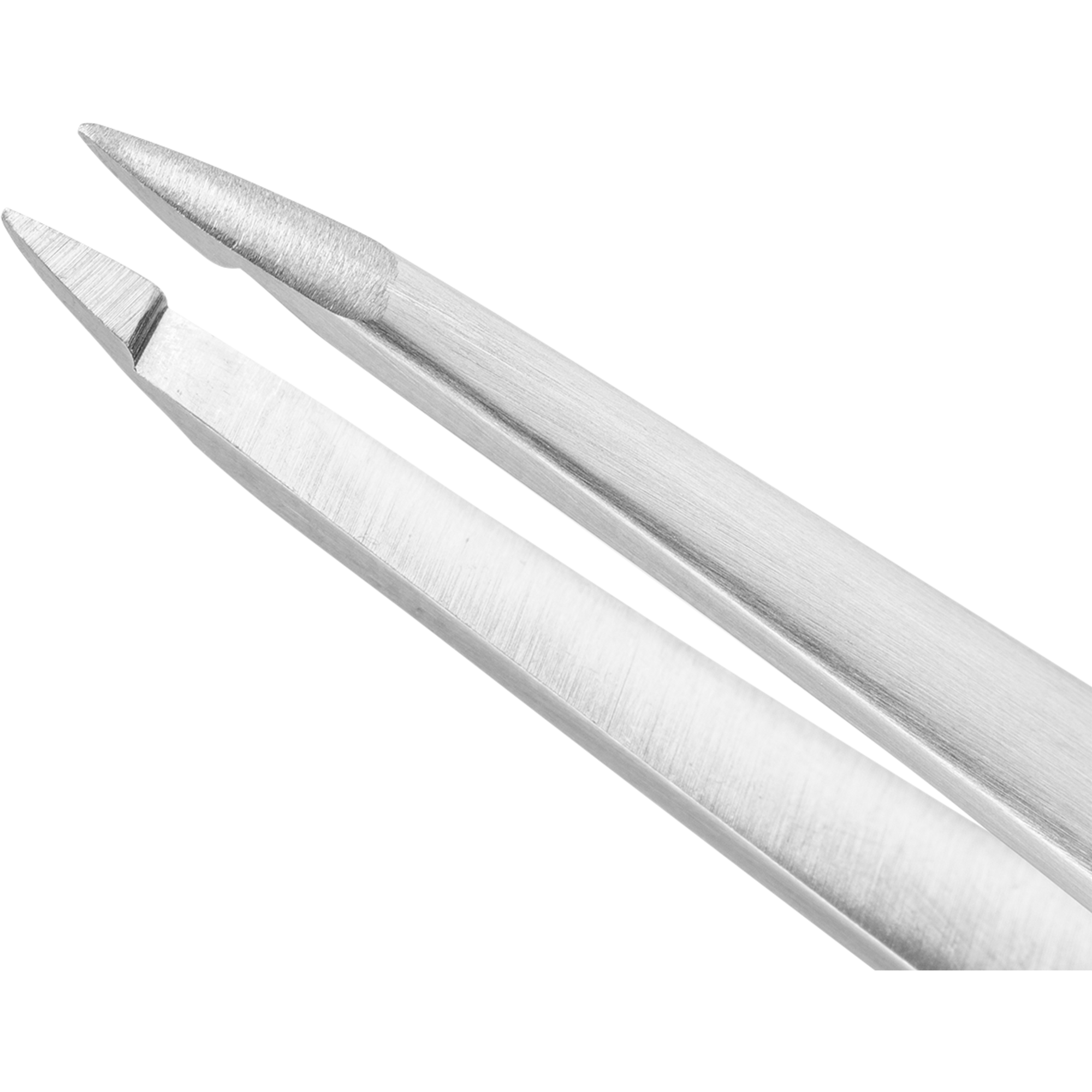 Nahaufnahme der handgeschliffenen, angerauten Spitzen der ZWILLING Premium Pinzette, spitz.