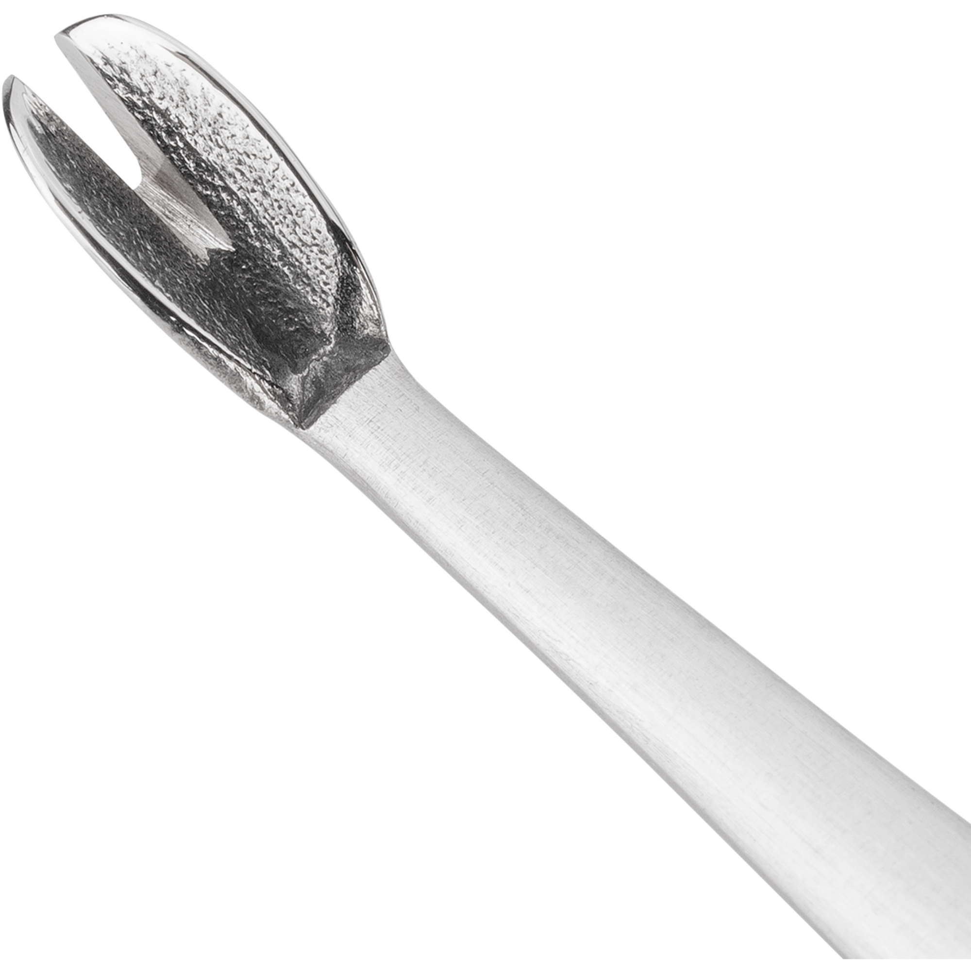 Nahaufnahme der V-förmigen Spitze des ZWILLING Premium Nagelhautmessers aus rostfreiem Edelstahl.