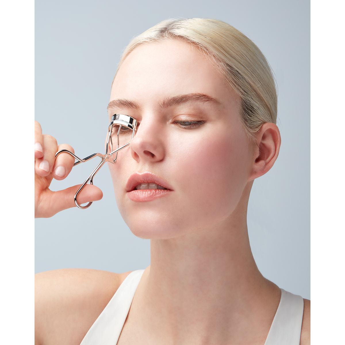 Anwendung der ZWILLING Premium Wimpernzange aus rostfreiem Edelstahl an den Wimpern des rechten Auges.