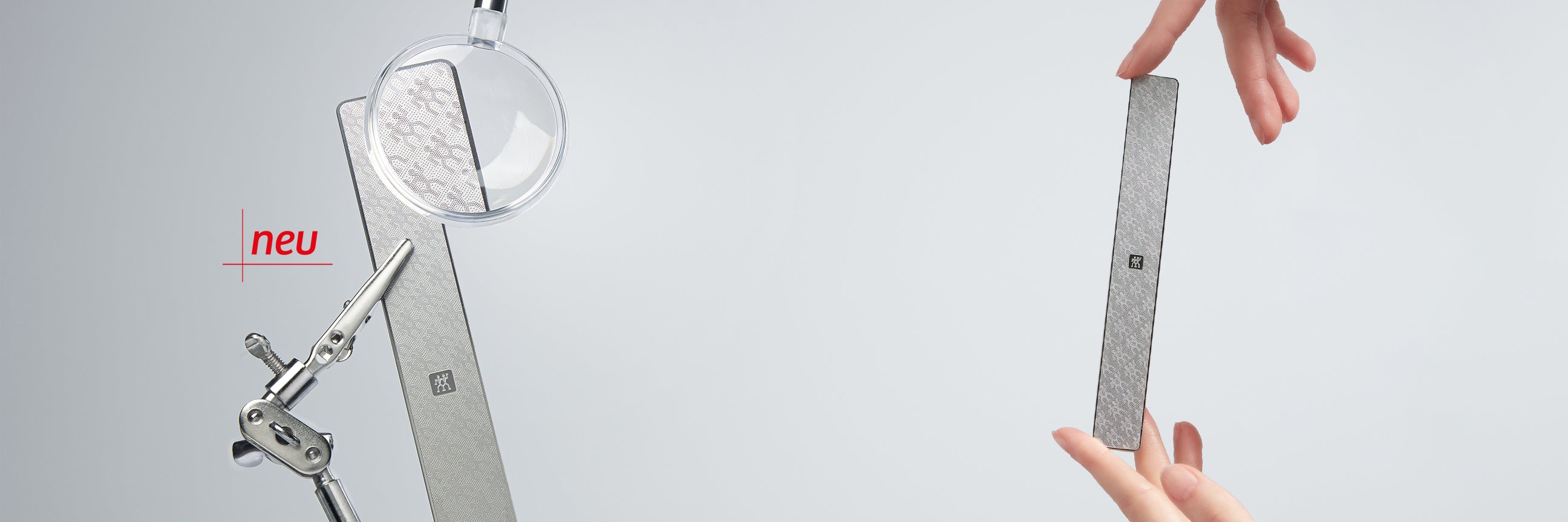 Die neue Premium-Edelstahl-Nagelfeile im exklusiven Zwilling-Design, das durch die Abbildung einer Lupe im Detail erkennbar ist.