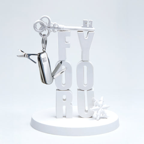 ZWILLING Beauty Geschenkideen für kleine Freuden – stilvolles Multitool in festlicher Kulisse