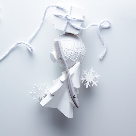 ZWILLING Beauty Geschenkideen für Sie – stilvolle Maniküre- und Pflegeprodukte in festlicher Weihnachtskulisse