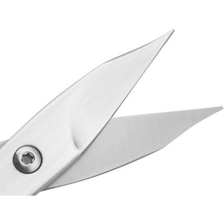 Nahaufnahme der geöffneten Schneide der ZWILLING Premium Nagel- und Nagelhautschere aus rostfreiem Edelstahl mit scharfen, präzisen Klingen.