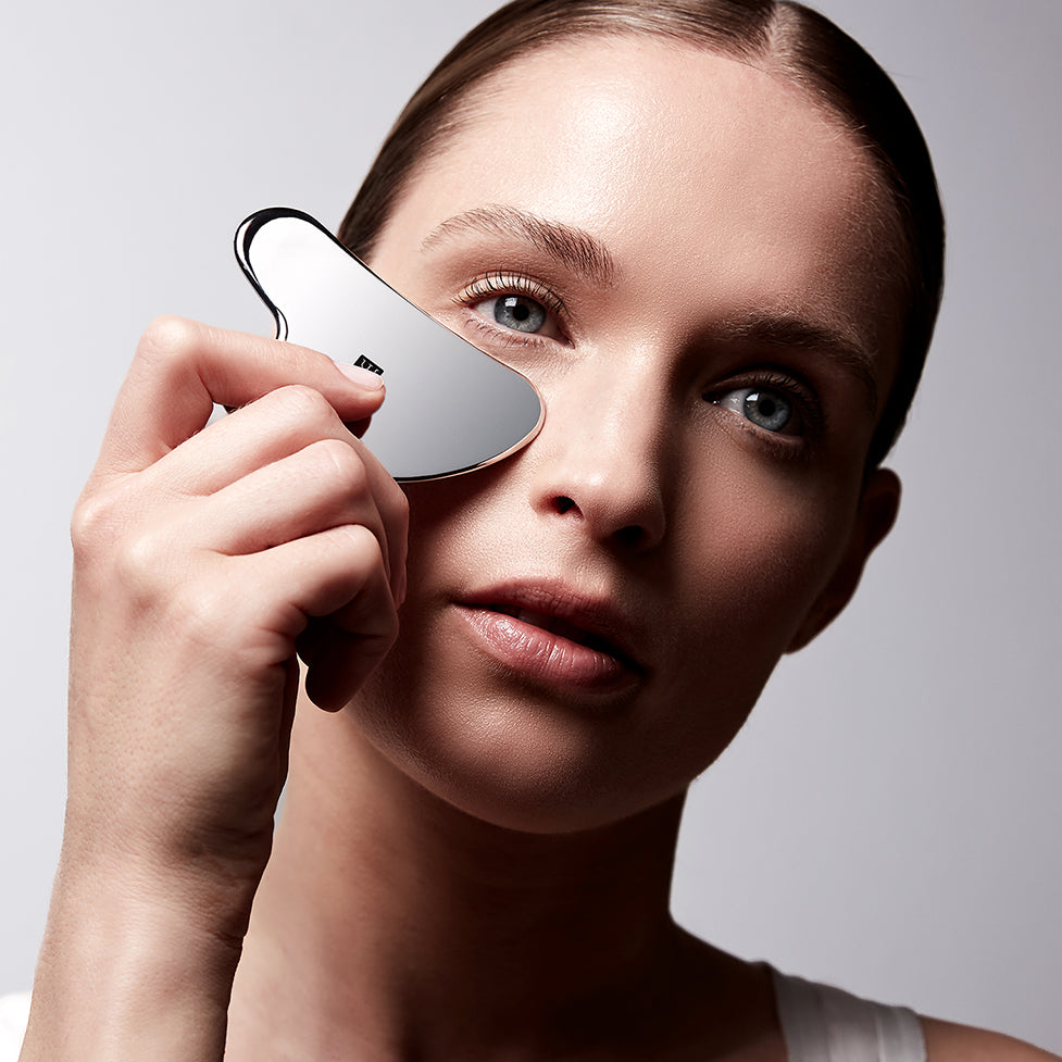 Anwendung des ZWILLING Premium Edelstahl-Gesichtsmassagers unter dem rechten Auge.