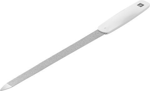 Queransicht einer ZWILLING Classic Saphir-Nagelfeile in weiß mit grob-und feinkörnigen Feilenflächen zum Kürzen und Formen.