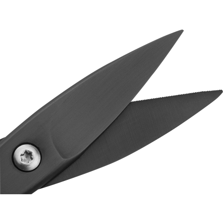 Nahaufnahme der geöffneten Schneide der ZWILLING Premium Nagelschere in Schwarz aus rostfreiem Edelstahl mit scharfen, präzisen Klingen.