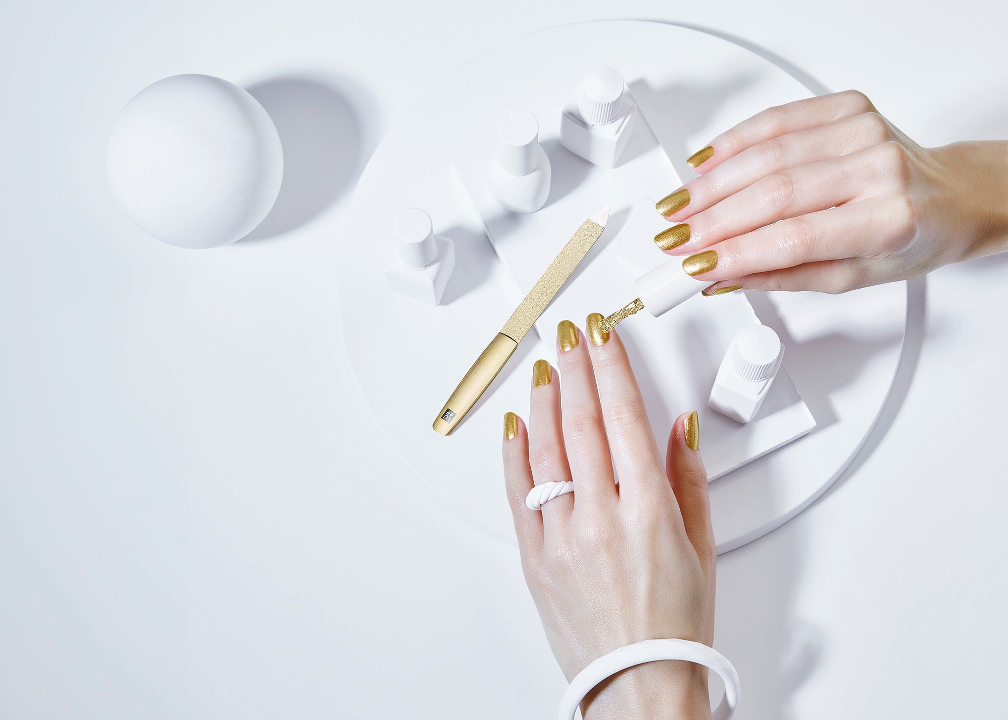 Darstellung einer ZWILLING Premium Saphir-Nagelfeile umgeben von artifiziellen Betonobjekten