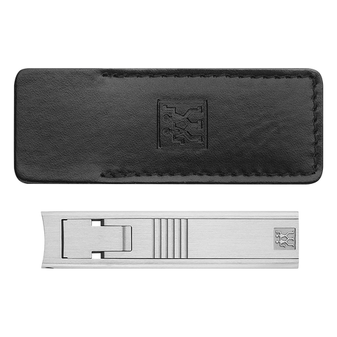 ZWILLING Premium Nagelknipser aus rostfreiem Edelstahl mit gebogener Schneide inklusive integrierter Nagelfeile und Lederhülle.