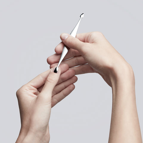 Anwendung des ZWILLING Premium Nagelhautschiebers und -reinigers aus rostfreiem Edelstahl am linken Daumennagelbett.